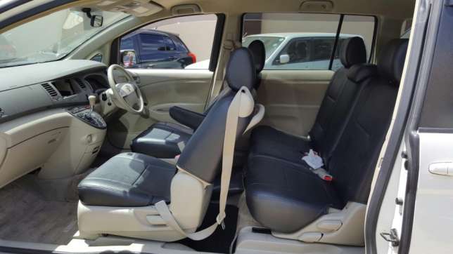 Toyota isis platana G edtion Pearl with leather seats and custom rims full