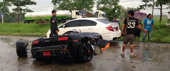 ever-see-a-lamborghini-get-sliced-in-half-by-a-tree-3-580x244