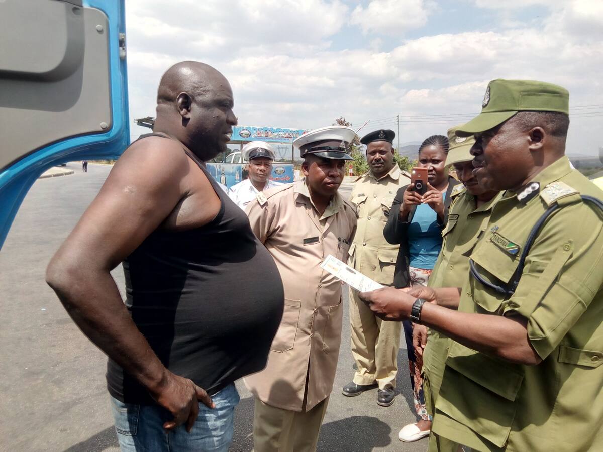 Tanzanian traffic police boss excites Kenyans after ordering reckless bus driver to apologise to passengers